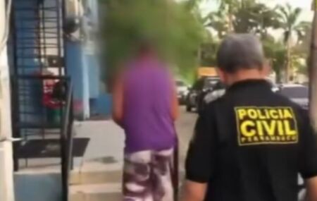 Momento em homem &eacute; levado ao DHPP, no Recife. 