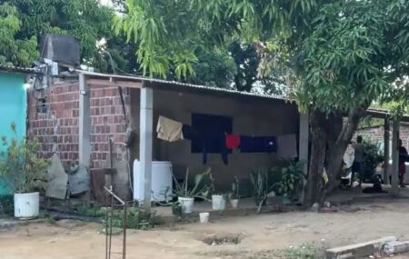 Casa onde encapuzados invadiram e mataram homem.