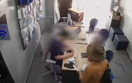 Momento em que idoso esfaqueia funcion&aacute;rio de loja da TIM, em Carpina.