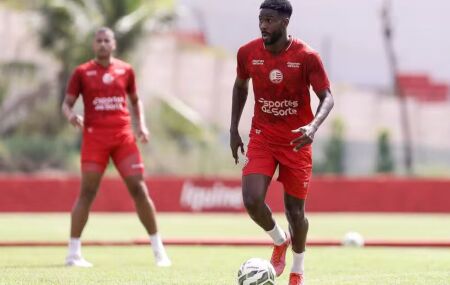 Igor Fernandes vem jogando como zagueiro do N&aacute;utico.