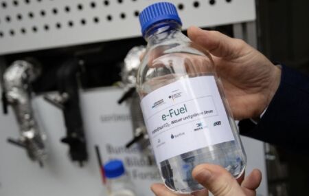 Gasolina sint&eacute;tica tamb&eacute;m conhecida como E-fuel.