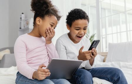 Crian&ccedil;as no celular e tablet.