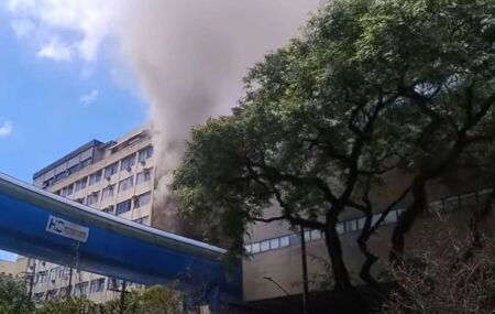 Fuma&ccedil;a de inc&ecirc;ndio que atingiu hospital, em S&atilde;o Paulo.