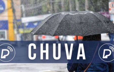 Pessoa com guarda-chuva na rua.