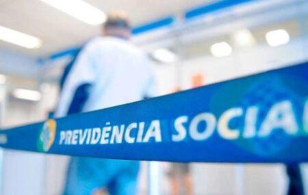 Homem em fila do INSS.