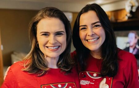 Mar&iacute;lia e Maria Arraes juntas durante Sess&atilde;o Solene em homenagem a Miguel Arraes, av&ocirc; delas.