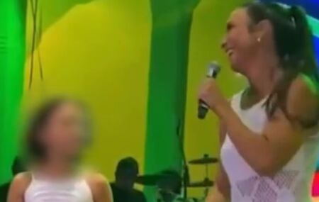 Ivete Sangalo canta com crian&ccedil;a em show.