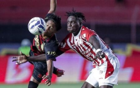 Jogador de Sport e N&aacute;utico disputando bola no Pernambucano 