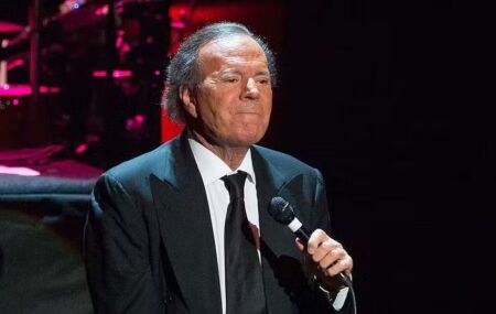 Julio Iglesias &eacute; denunciado por tr&aacute;fico humano, ass&eacute;dio e maus-tratos por ex-funcion&aacute;rias