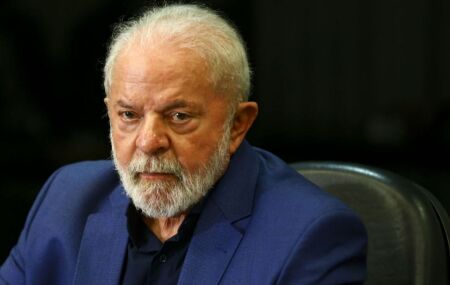 Presidente Lula s&eacute;rio.