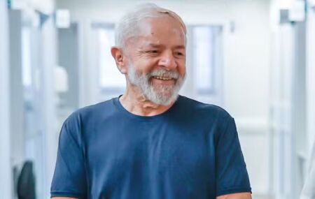 Lula recebe alta ghospitalar ap&oacute;s fazer cirurgia de catarata.