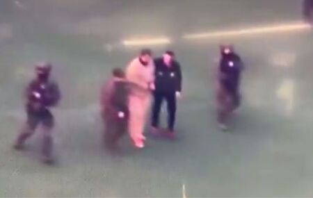 Maduro sendo levado tribunal de Nova York.