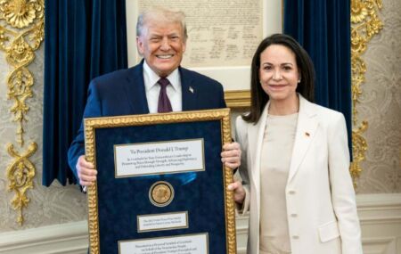 Maria Corina Machado entrega Nobel da Paz para Donald Trump.