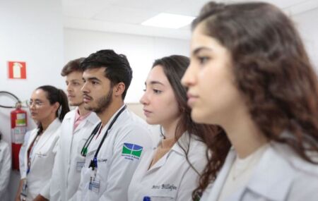 Alunos de medicina em aula pr&aacute;tica.