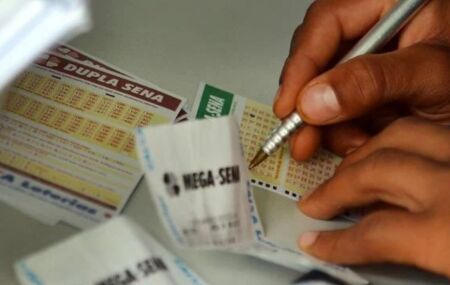 Pessoa marcando cartela da Mega-Sena.