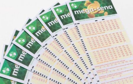 Cartelas da Mega-Sena juntas.