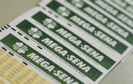 Descubra quanto os R$ 144 milh&otilde;es da Mega-Sena rendem por m&ecirc;s na poupan&ccedil;a e no Tesouro Direto. 