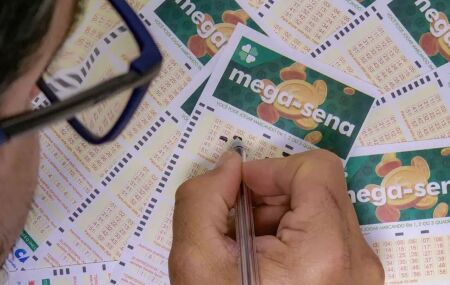 Pessoa marcando cartela da Mega-Sena.
