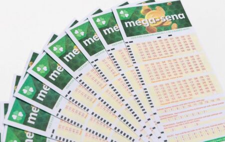 Cartelas da Mega-Sena juntas.