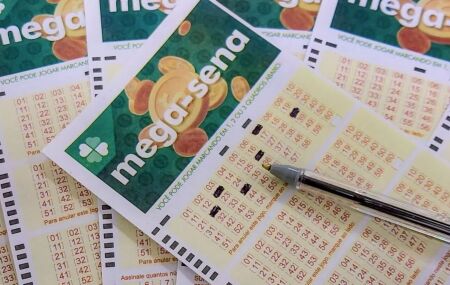 Cartelas da Mega-Sena marcadas.