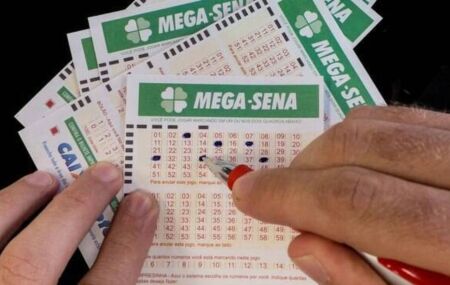 Pessoa marcando cartelas da Mega-Sena.
