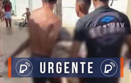 Pessoas levando adolescente atacado por tubar&atilde;o em Praia de Del Chifre, em Olinda.