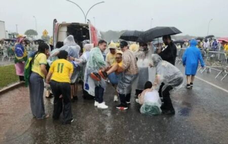 Pessoas atingidas por raio em ato de Nikolas Ferreira.