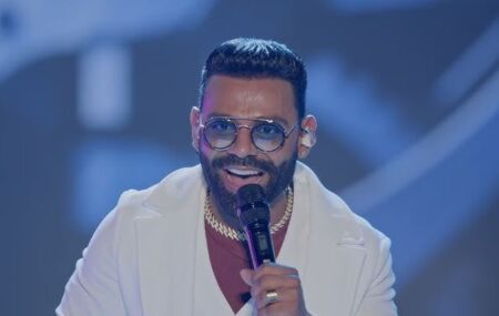 Cantor Pablo durante apresenta&ccedil;&atilde;o em show