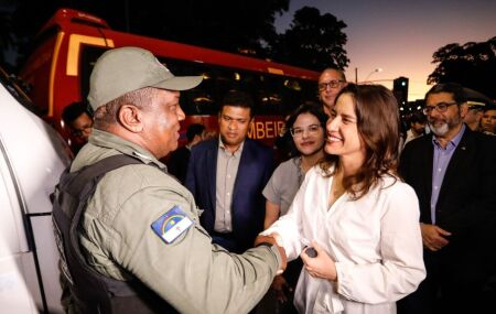 Governadora Raquel Lyra cumprimenta policial militar