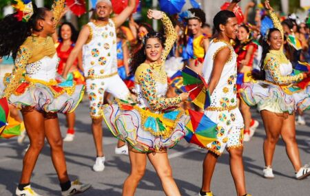 Passistas dan&ccedil;am o frevo em ruas do Recfe