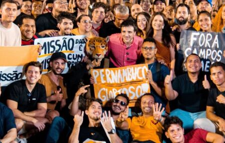 Renan Santos inicia agendas por Pernambucano com ato no Marco Zero do Recife Antigo