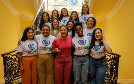 Governadora Raquel Lyra e m&atilde;es beneficiadas do Programa M&atilde;es de Pernambuco