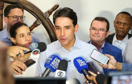 Ministro S&iacute;lvio Costa Filho em entrevista coletiva ao lado da governadora de Pernambuco, Raquel Lyra