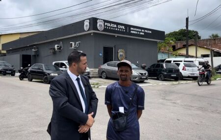 Ambulante Thiago Silva, ao lado do advogado criminalista Sergio Camilo, em frente &agrave; Delegacia de Abreu e Lima.