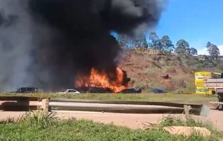 &Ocirc;nibus de turismo que pegou fogo em Minas Gerais;