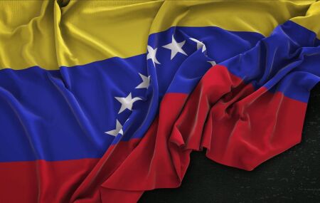 Trabalhador venezuelano observa o c&acirc;mbio do bol&iacute;var diante de varia&ccedil;&atilde;o cambial e infla&ccedil;&atilde;o que corroem o sal&aacute;rio m&iacute;nimo.