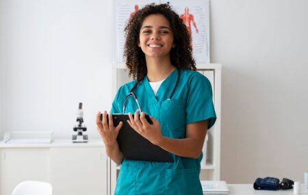 Resolu&ccedil;&atilde;o do Cofen autoriza enfermeiros a prescrever medicamentos, incluindo antibi&oacute;ticos, dentro de protocolos de sa&uacute;de.