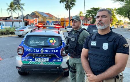 Policial Civil e Militar juntos ao lado de viatura da PMPE.