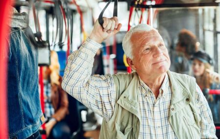 Pessoas com 60 anos.