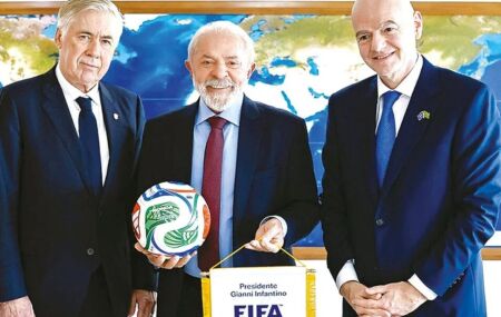 Encontro entre Carlo Ancelotti, Lula e Infantino em Brasil&iacute;a.