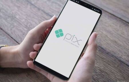 Pessoa em aplicativo de banco com nova modalidade de pagamento,pix por aproxima&ccedil;&atilde;o.