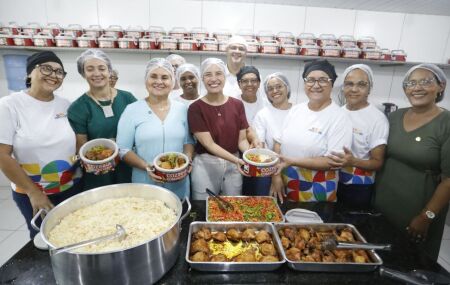 Governadora Raquel Lyra na Cozinha comunitaria.