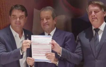 Flavio Bolsonaro,Valdemar Costa Neto e Jair Bolsonaro. 