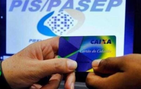 Pessoas segurando cart&atilde;o da Caixa Econ&ocirc;mica e imagem do PIS/Pasep de fundo.