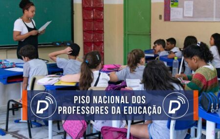 Professora da educa&ccedil;&atilde;o b&aacute;sica em sala de aula com alunos,