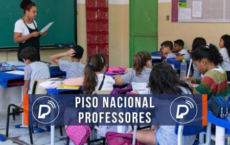 Professora da educa&ccedil;&atilde;o b&aacute;sica em sala de aula.