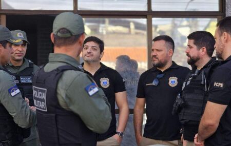 Policiais civis e militares de Pernambuco.