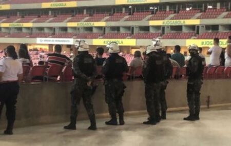 Policiais Militares na Arena de Pernambuco.