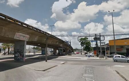 Viaduto que corta Avenida Caxang&aacute;, na Zona Oeste do Recife.