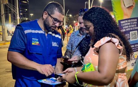 Policial utilizando o alerta celular. 